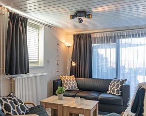 Gezellige woonkamer in Bungalow 1, De Koog, Texel, met comfortabele zitruimte en veel natuurlijk licht.