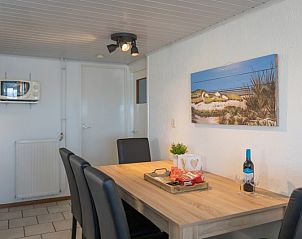 Eetkamer in Bungalow 1, De Koog, Texel, perfect voor gezellige maaltijden en samenzijn.
