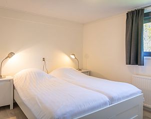 Rustgevende slaapkamer met tweepersoonsbed in Bungalow 1, De Koog, Texel, voor een goede nachtrust.