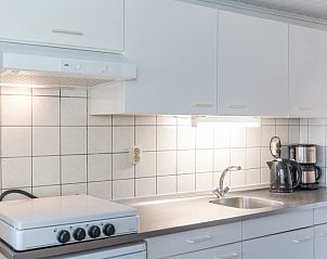Moderne keuken in Bungalow 1, De Koog, Texel, voorzien van alle gemakken voor thuis koken.