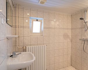 Stijlvolle badkamer met douche in Bungalow 1, De Koog, Texel, voor comfort en verfrissing.