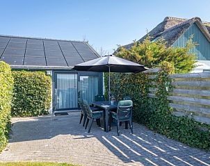 Privterras bij Bungalow 1 in De Koog, Texel, ideaal voor ontspanning en buitenactiviteiten.