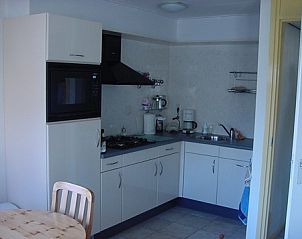 Moderne keuken in Bungalow 't Vinkie 4* in De Koog, Texel, compleet uitgerust voor een comfortabel verblijf.