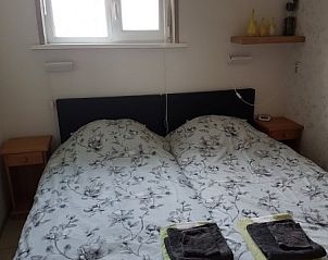 Knusse slaapkamer in Bungalow 't Vinkie 4* in De Koog, Texel, met frisse beddengoed voor een goede nachtrust.