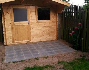 Rustieke houten berging bij Bungalow 't Vinkie 4* in De Koog, Texel, ideaal voor opslag tijdens uw verblijf.