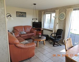 Ruime woonkamer in Bungalow 't Vinkie 4* in De Koog, Texel, met comfortabele zithoek en veel natuurlijk licht.