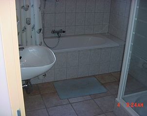 Stijlvolle badkamer in Bungalow 't Vinkie 4* in De Koog, Texel, met ligbad en moderne voorzieningen.