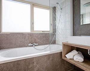 Modernes Badezimmer mit Badewanne in Villa 9, Ferienhaus in De Koog Texel auf den Watteninseln.