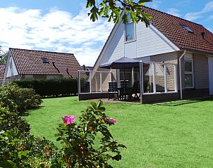 Villa 6 in De Koog, Texel met zonnig terras en groene tuin, ideaal voor een ontspannen vakantie op de Waddeneilanden.