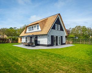 Villa 33a in De Koog, Texel, vakantiehuis met rieten dak en ruime tuin, ideaal voor een ontspannen verblijf op de Waddeneilanden.