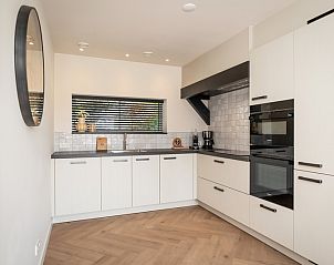 Villa 33a in De Koog, Texel, moderne keuken met hoogwaardige apparatuur, ideaal voor culinaire avonturen op de Waddeneilanden.