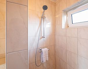 Moderne badkamer in De Strandvondst vakantiehuis in De Koog, Texel.