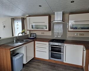 Modern kitchen in Chaletpark Bregkoog, De Koog, Texel, with ample worktops and appliances.