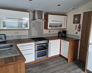 Stylish kitchen with wooden accents in Chalet Bregkoog 16 Zanderij, Texel.