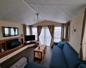 Cozy living room in Chalet Bregkoog 16 Zanderij, De Koog, Texel, with comfortable seating area.