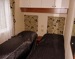 Cozy bedroom with two single beds in Chaletpark Bregkoog, Texel.