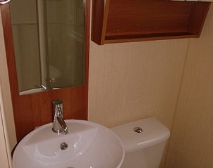 Bathroom with sink and toilet in Chaletpark Bregkoog, De Koog, Texel.