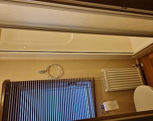 Stylish bathroom with shower in Chalet Bregkoog 16 Zanderij, Texel.