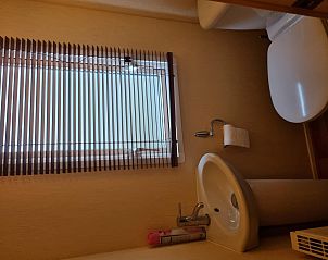 Compact bathroom with modern amenities in Chaletpark Bregkoog, De Koog, Texel.