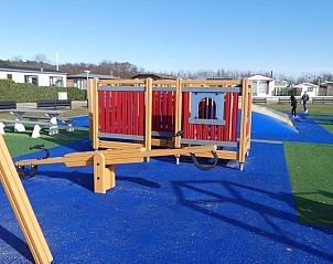 Speeltuin bij Chaletpark Bregkoog, De Koog Texel, ideaal voor kinderen met kleurrijke speeltoestellen.