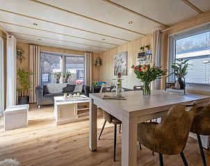 Gezellige woonkamer in Chalet Bregkoog 27, De Koog Texel, met moderne inrichting en veel natuurlijk licht.