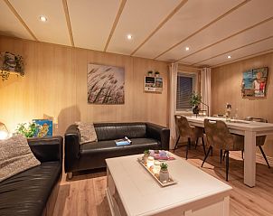 Sfeervolle avondverlichting in de woonkamer van Chalet Bregkoog 27, De Koog Texel, voor een ontspannen sfeer.