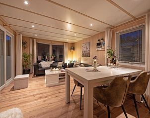 Ruime eetkamer in Chalet Bregkoog 27, De Koog Texel, met houten tafel en gezellige ambiance.
