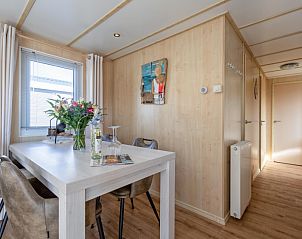 Eethoek en gang in Chalet Bregkoog 27, De Koog Texel, met moderne meubels en lichte houten afwerking.