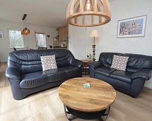 Ruime leefruimte in Vakantiehuis Stappeland 205, De Koog, Texel met comfortabele zitplaatsen.