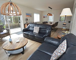 Open leefruimte van Vakantiehuis Stappeland 205 in De Koog, Texel met sfeervolle verlichting.