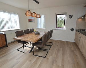 Eetkamer in Vakantiehuis Stappeland 205, De Koog, Texel met grote eettafel en veel lichtinval.