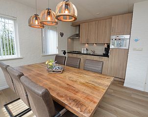 Moderne keuken en eetruimte in Vakantiehuis Stappeland 205, De Koog, Texel voor gezellige maaltijden.