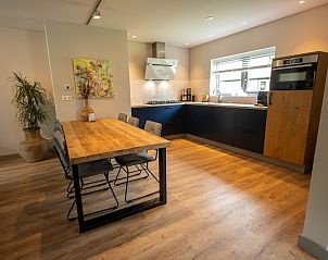 Moderne Kche in Landgoed Springtij - Stulpje Ferienhaus in De Koog, Texel mit Esstisch aus Holz.