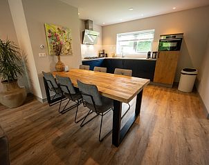 Gerumiges Esszimmer in Landgoed Springtij - Stulpje, De Koog, Texel mit Holztisch und viel Licht.