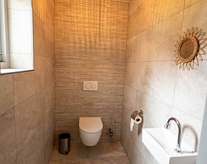 Landgoed Springtij - Stulpje, De Koog, Texel mit eleganter Toilette und stimmungsvoller Beleuchtung.