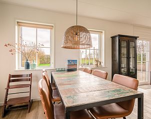 Eetkamer in De Zandhaas, vakantiehuis in De Koog, Texel, met ruime eettafel, perfect voor gezellige maaltijden.