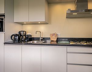 Volledig uitgeruste keuken in De Zandhaas, vakantiehuis op Texel, met moderne apparatuur en functioneel design.