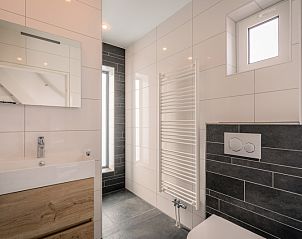 Stijlvolle badkamer in De Zandhaas, vakantiehuis in De Koog, Texel, met moderne voorzieningen en elegant ontwerp.