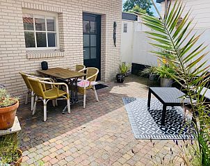 Kleurrijke tuin met zitgelegenheid bij Texel D vakantiehuis in De Koog, Texel, Waddeneilanden.