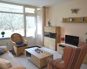 Helles Wohnzimmer im Apartment Kerckeland 68, De Koog, Texel mit Blick auf die grne Umgebung.