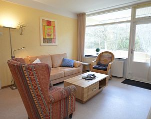 Stilvolle Sitzecke im Apartment Kerckeland 68, De Koog, Texel mit bequemen Sofas und viel Tageslicht.