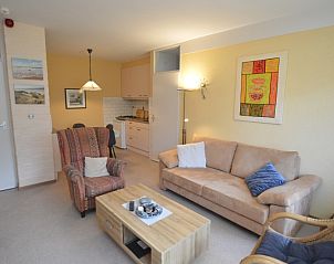 Offener Wohnbereich des Appartements Kerckeland 68 in De Koog, Texel, mit gemtlicher Sitzecke und Kche.