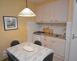 Kche von Appartement Kerckeland 68, De Koog, Texel mit Esstisch und modernen Annehmlichkeiten.