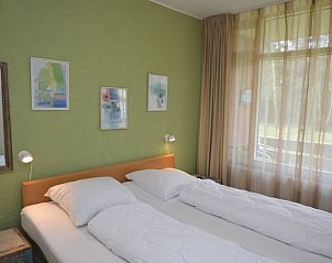 Gerumiges Schlafzimmer im Appartement Kerckeland 68, De Koog, Texel mit bequemem Bett und natrlichem Licht.