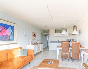Helles Wohnzimmer mit Kche in Appartement Juliana 148 Insel- und Meerblick, De Koog, Texel.