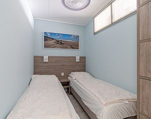 Zweites Schlafzimmer im Appartement Juliana 148 Insel- und Meerblick, De Koog, Texel mit bequemen Betten.