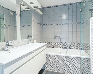 Luxurises Badezimmer des Appartements Juliana 148 mit Insel- und Meerblick in De Koog, Texel, mit modernen Ausstattungen.