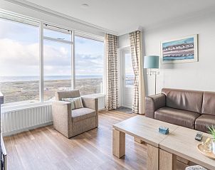 Comfortabele binnenruimte met grote ramen in Appartement Juliana 164 Zeezicht, De Koog, Texel.
