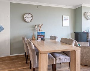 Stijlvolle eetkamer met houten tafel in Appartement Juliana 164 Zeezicht, De Koog, Texel.