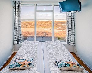 Slaapkamer met panoramisch uitzicht in Appartement Juliana 164 Zeezicht, De Koog, Texel.
